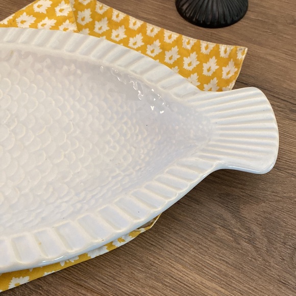 Large White Embossed Glazed Fish Serving Platter - Picture 4 of 9